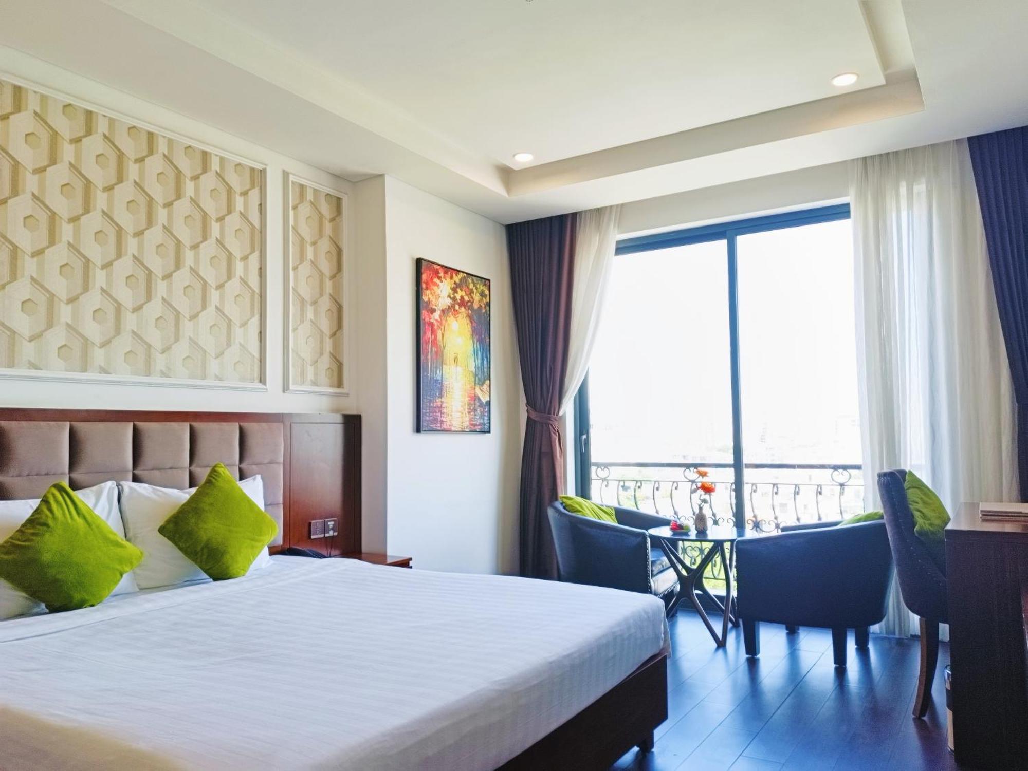 Century Hotel 4*